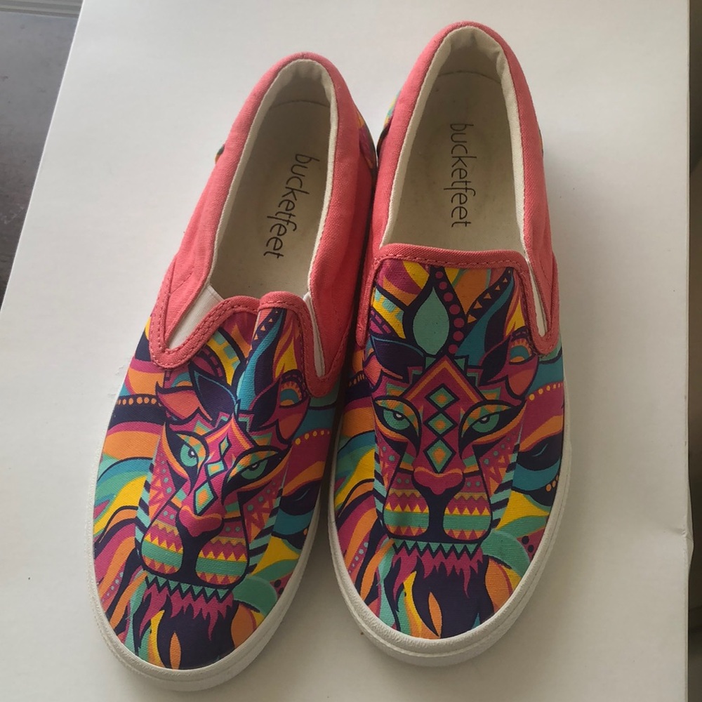 Bucket feet sneakers